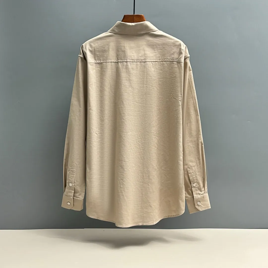 P210 Ralph Lauren/Ralph Lauren early autumn linen embroidered shirt is made of customized natural plant fiber linen fabric with unique bamboo texture and has a simple and simple beauty. It has a loose fit and a three-dimensional upper body. The lines are smooth and natural. From the shoulder line to the waist line and then to the hem, the line transition is smooth. There are no unnecessary folds or accumulations. The whole body is neat and stretched. The chest is embellished with the iconic pony embroidery. It is simple but highly recognizable. The embroidery thread has a natural color transition and the stitches are even and uniform in size. The stitches can also connect naturally and the lines are smooth and not stiff. Size: S M L XL
